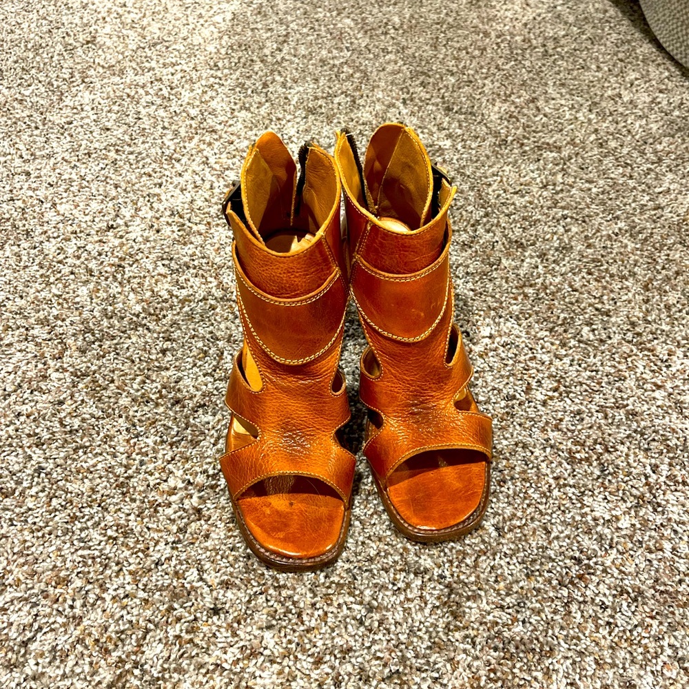 Bedstu size 8. Great condition.
